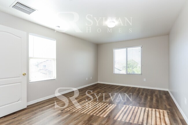 Foto del edificio - The living is easy in this 5 bedroom, 3 ba...