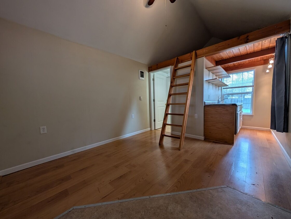Great Studio Near Willamette ~ All Utilities Included! - Great Studio Near Willamette ~ All Utilities Included!
