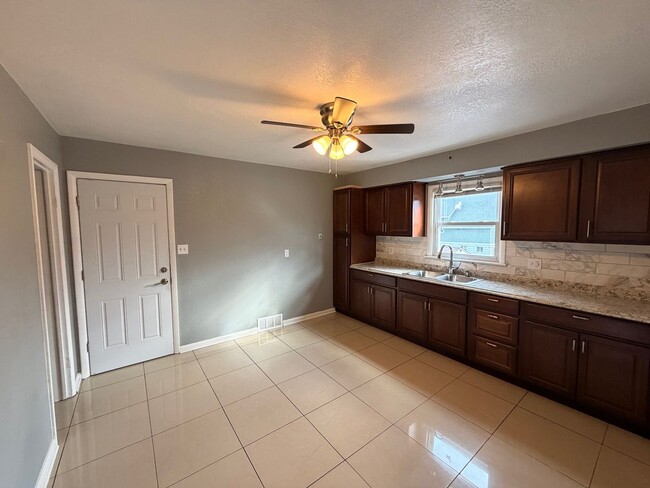 Building Photo - 5824 N Teutonia Ave