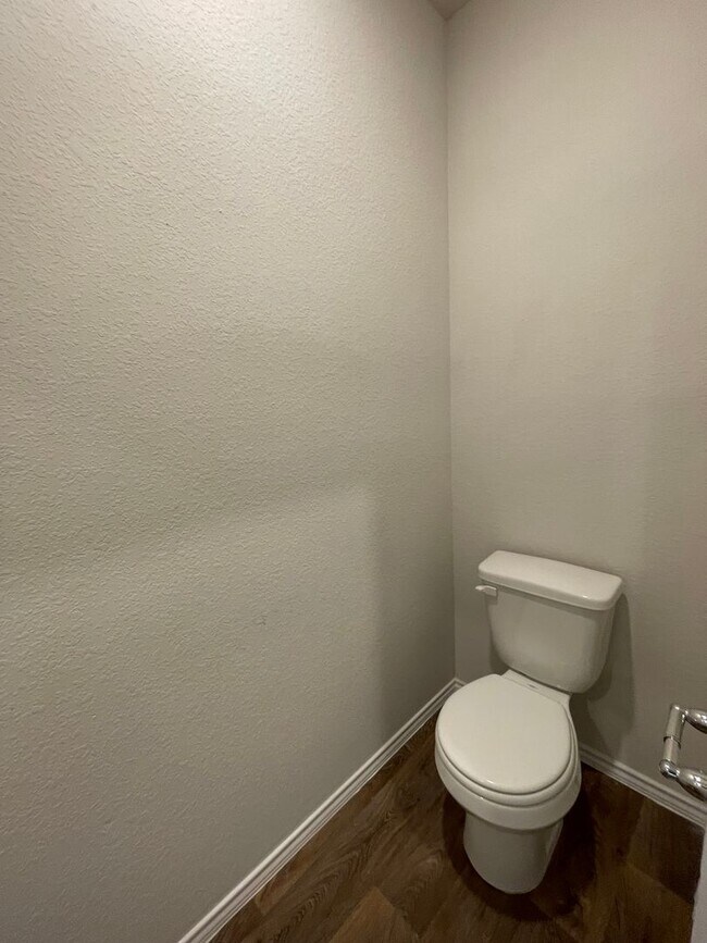 Building Photo - Beautiful 4 bedroom, 2.5 bathroom home in a great location!