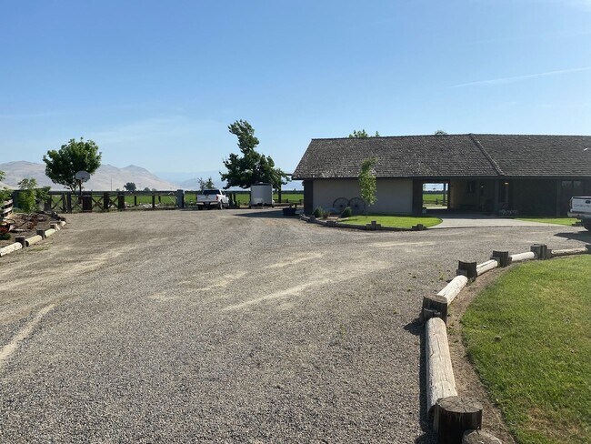 Building Photo - 36400 ROAD 148- 3 BEDROOM 3 BATHROOM- COUN...