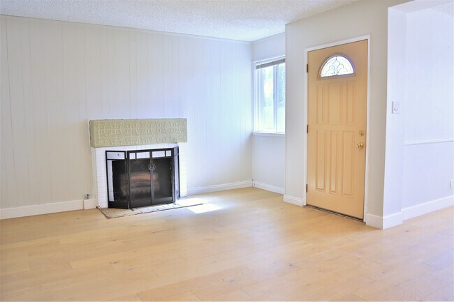 Building Photo - 169 W Le Roy Ave