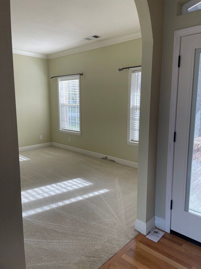 Building Photo - Luxury Living in The Knolls