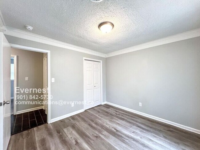 Foto del edificio - 3210 Briarwood Dr