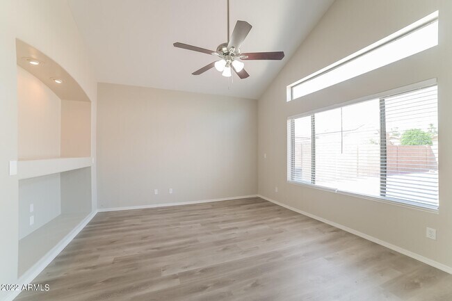 Building Photo - 15926 W Cottonwood St