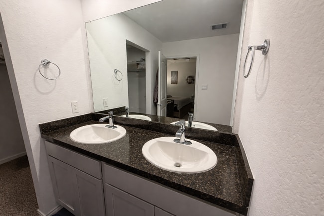 Foto del edificio - 5242 Rothwell Hts Dr