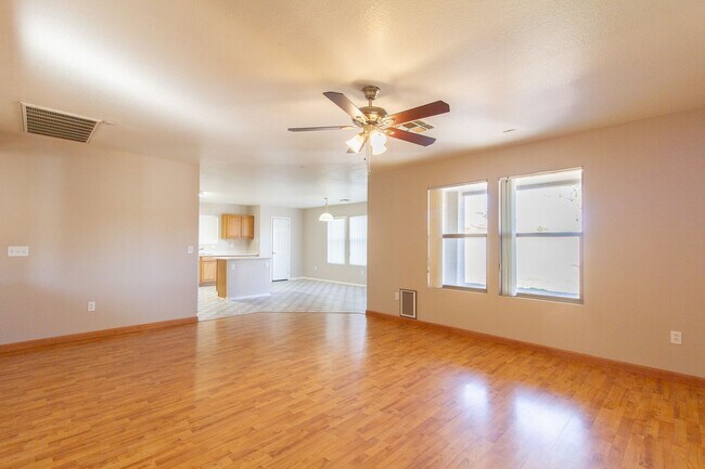 Foto del edificio - 8566 E Desert Ln
