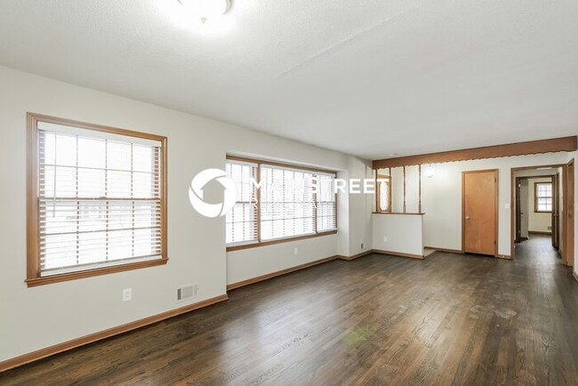 Building Photo - 708 NE Coronado Ave