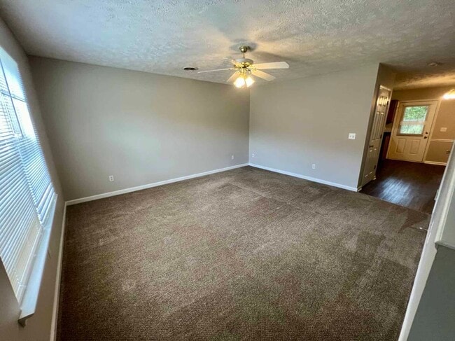 Building Photo - 2 Bed, 2.5 Bath *End Unit* Townhome By MTSU