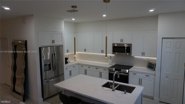Foto del edificio - 3 br, 2.5 bath House - 18521 SW 1st St # 1...
