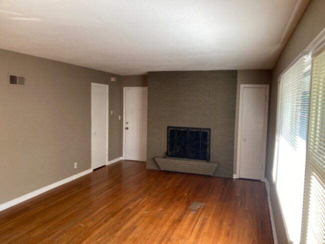 Building Photo - 806 E 75th Terrace