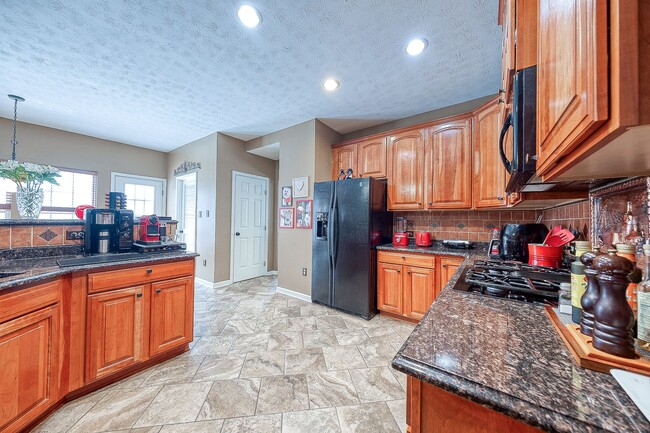 Building Photo - Beautifully Appointed Modern Home and clos...