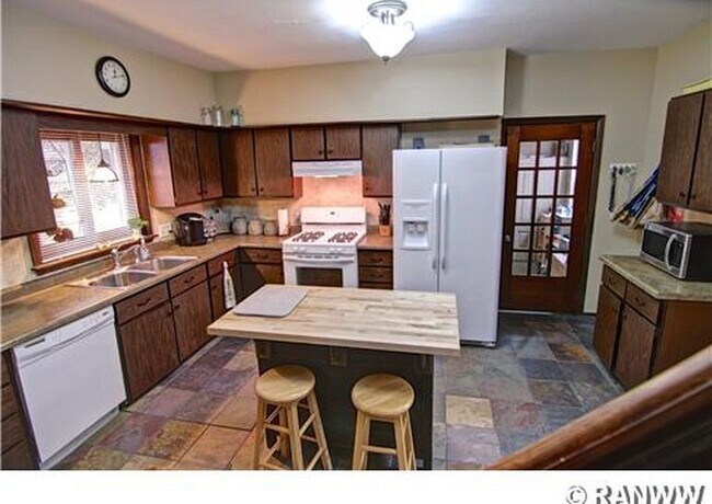Building Photo - 4 Bedroom House with Amazing Hardwood Thro...