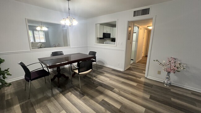 Foto del edificio - 3210 Orleans Dr