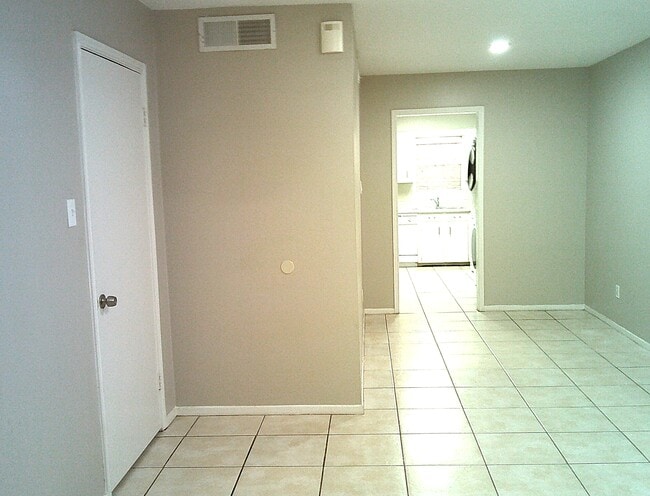 Building Photo - 1102 W Tri Oaks Ln