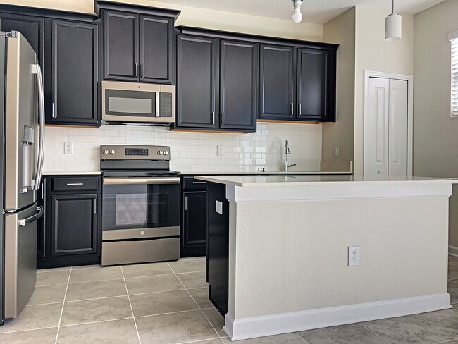 Foto del edificio - Spacious 3-Bedroom Townhouse Retreat in Kissimmee – Modern Comfort!