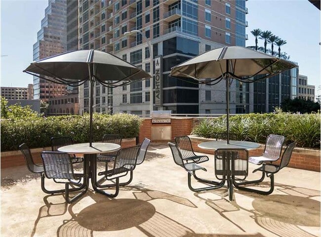 Building Photo - 202 1/2 Lavaca St