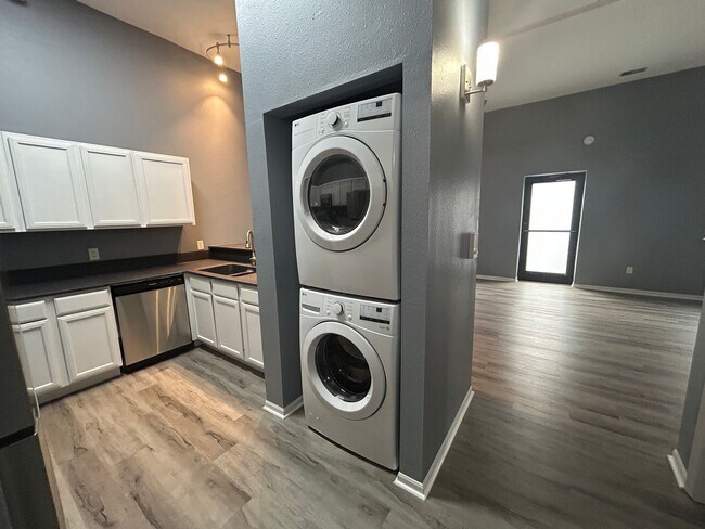 Foto del edificio - Limited time special! Stylish finishes in ...