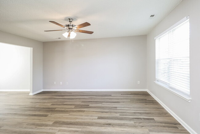 Building Photo - 2749 Fairstone Ave