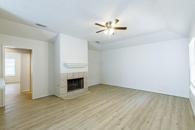 Foto del edificio - 10106 Englewood Ave