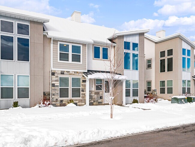 Foto del edificio - 1156 S High Ridge Rd