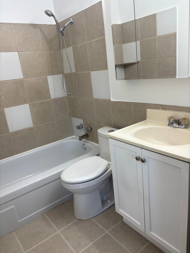 Foto principal - 44 E Claybourne Ave