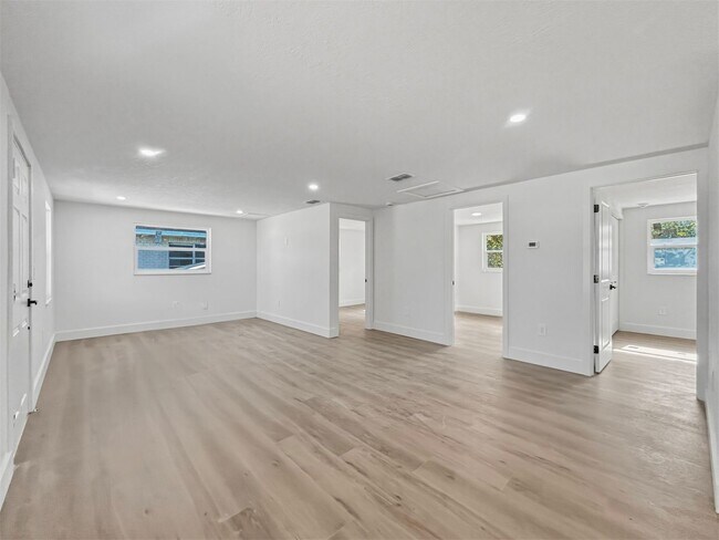 Building Photo - Spacious and Updated Home in Tampa! Move-in Ready | 2bed-1bath