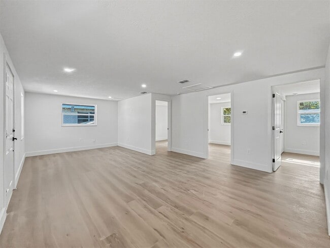 Foto del edificio - Spacious and Updated Home in Tampa! Move-in Ready | 2bed-1bath