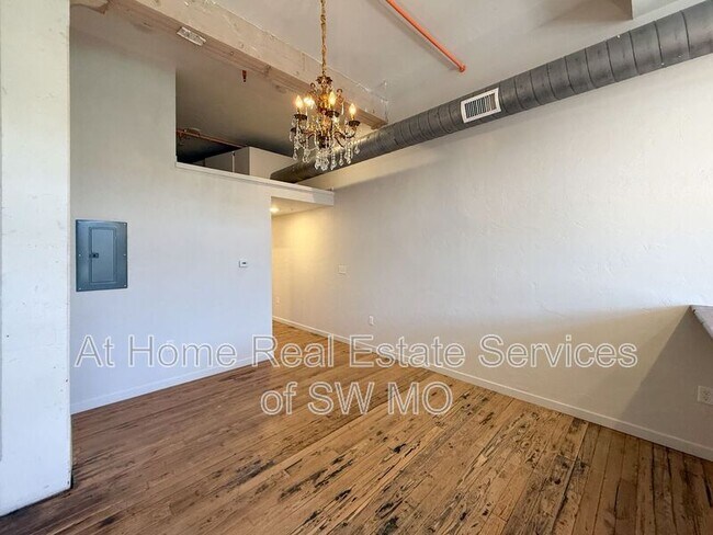 Building Photo - 320 W Walnut St
