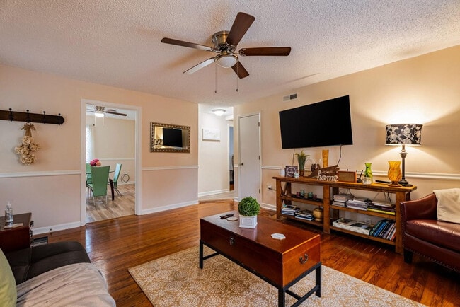 Foto del edificio - 8551 Chapel Hill Rd