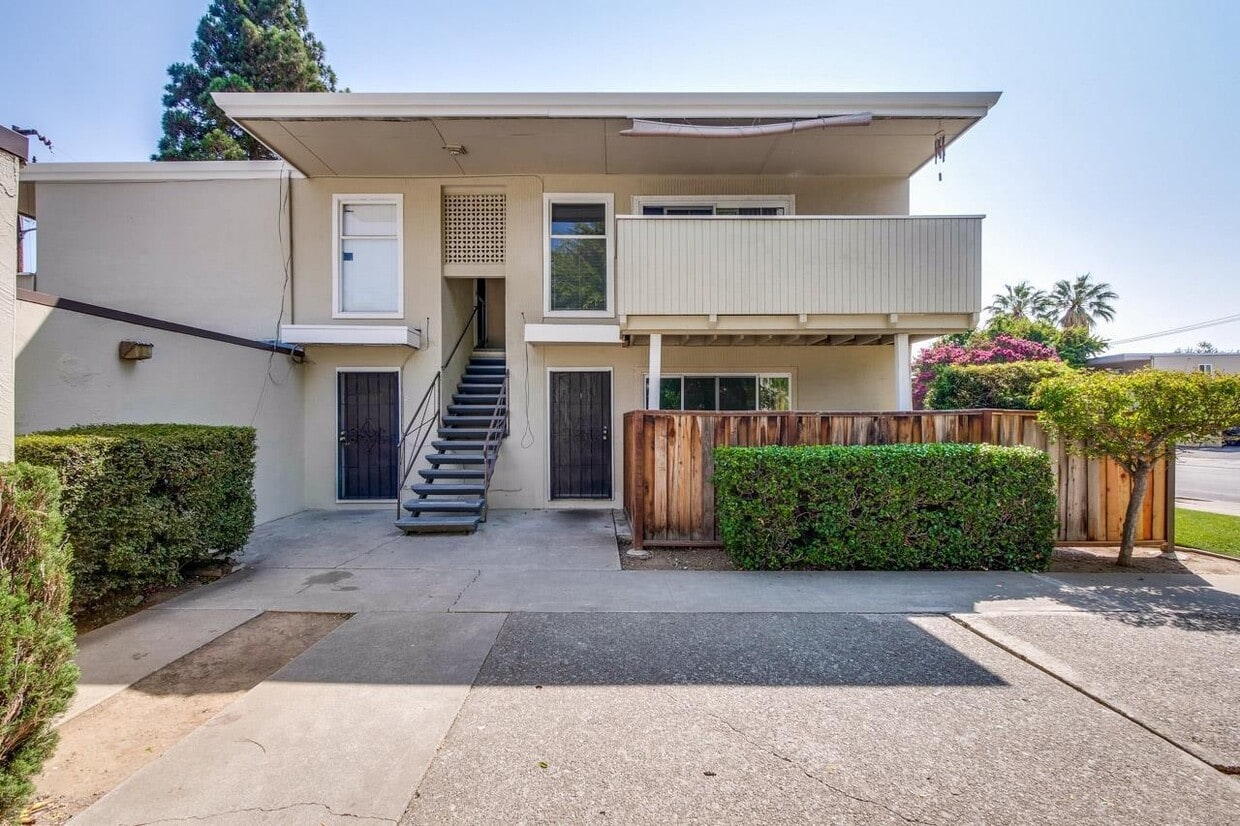 Building Photo - 20687 Park Cir W