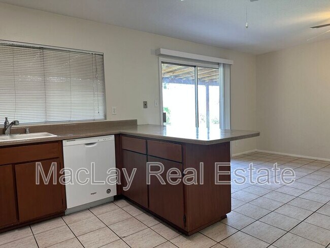 Building Photo - 2514 S Cottonwood Dr