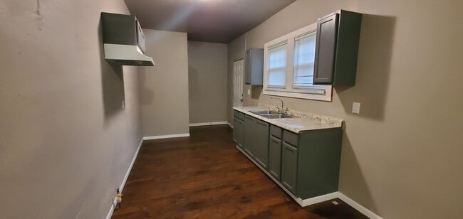 Building Photo - AMAZING BRICK HOME LOCATED CLOSE TO EVERYT...