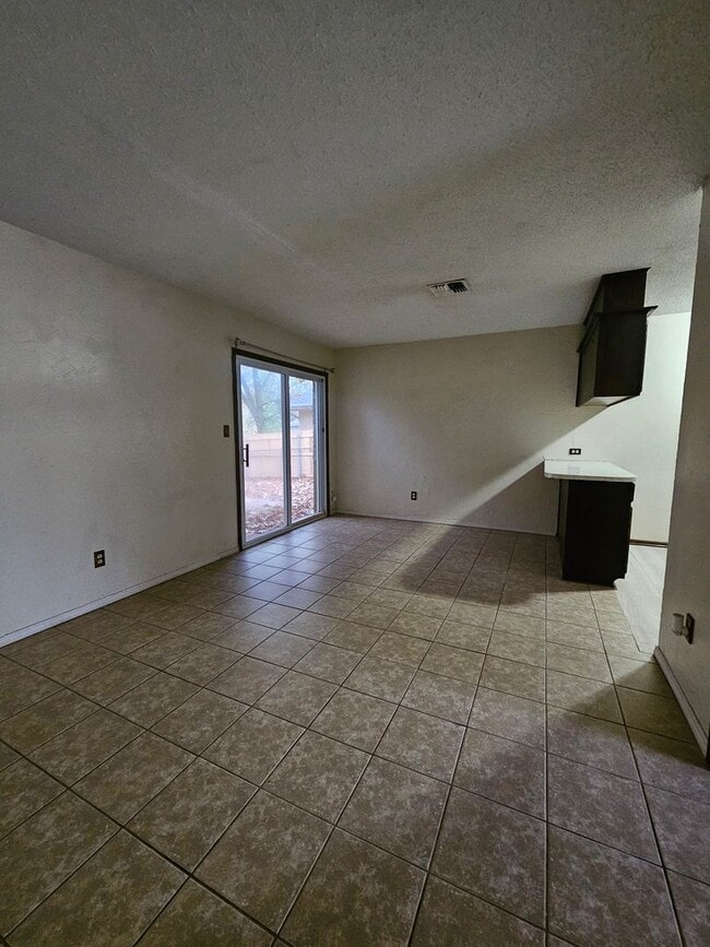 Photo - (3) Bed/(2) Bath Avail NOW! Pets Negotiable! House