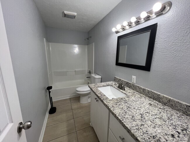 Foto del edificio - 664 W Tram Rd