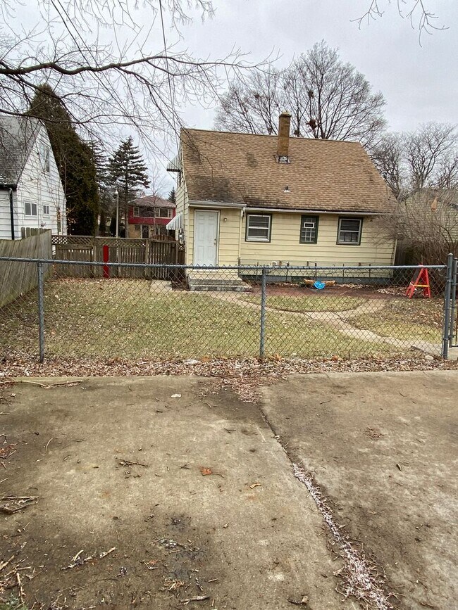 Building Photo - 4BR SINGLE FAMILY HOME, GREAT LOCATION, YARD, PARKING, BASEMENT