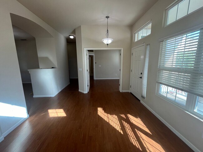 Building Photo - Beautiful Clean 3 Bedroom 2 Bath 1451 Sqft...