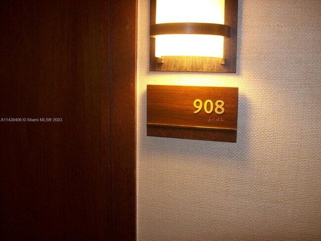 Foto del edificio - 5875 Collins Ave