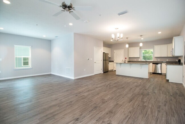 Building Photo - Luxury 6 Bedroom House - Walk to UF & Soro...