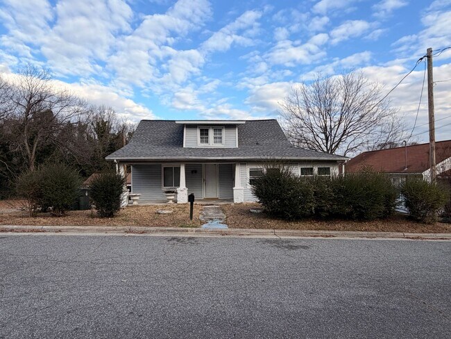Building Photo - AVAILABLE NOW! Move-In Special Available – Free First Month’s Rent!