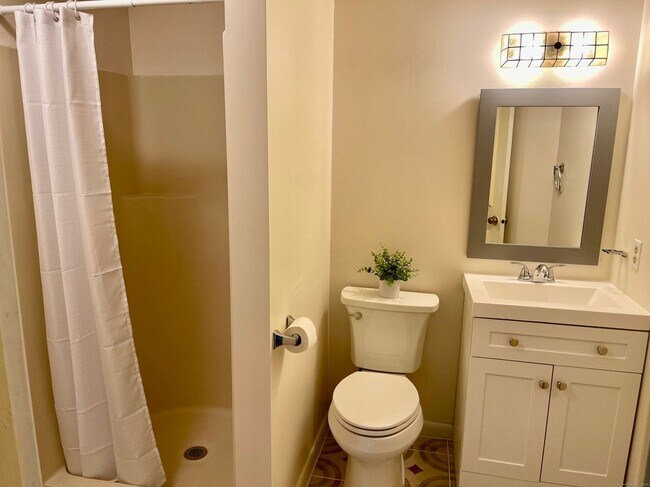 Foto del edificio - 300 Brittany Farms Rd