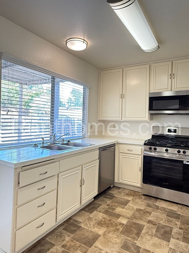 Building Photo - 1553 Palomar Dr