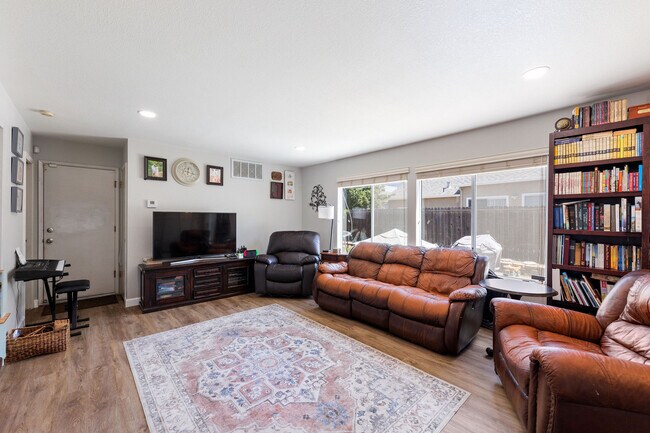 Foto del edificio - 907 Shadywood Cir