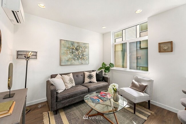 Building Photo - Beacon Hill - 2 Bedroom / 2 Bath Townhome