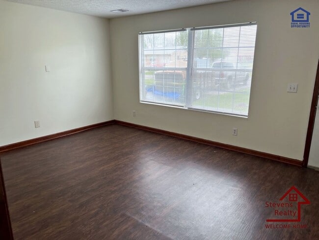 Building Photo - 506 Davis St