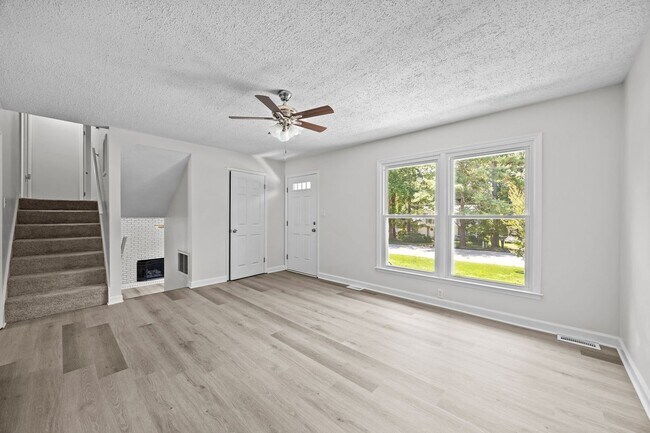 Foto del edificio - Fantastic Corner Lot, Updated 4 Bedroom Sp...