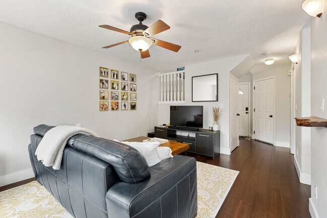 Building Photo - Lovely Row House in Kenton with Fenced Yard and Attached Garage