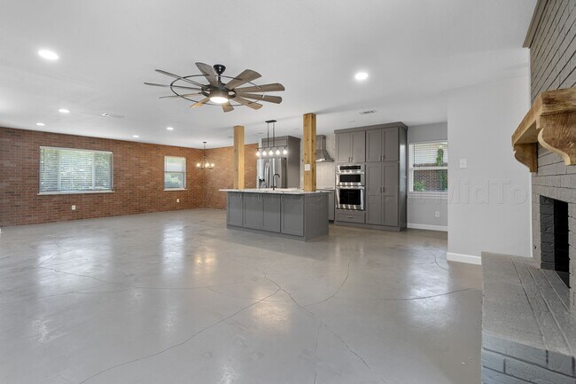 Building Photo - Charming Newly Renovated Home in in Grand ...