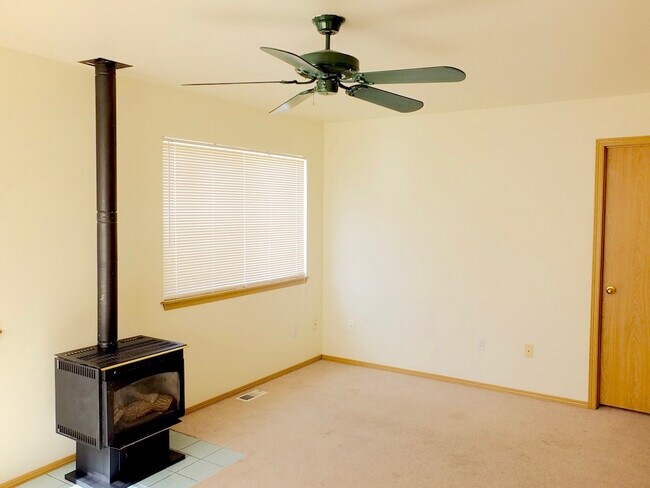 Foto del edificio - 2 Bed 1.5 Bath Home on Corner Lot w/ Garag...