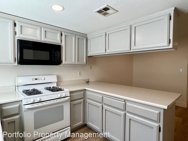 Building Photo - 2 br, 1.5 bath House - 817 Quail Lane # 12